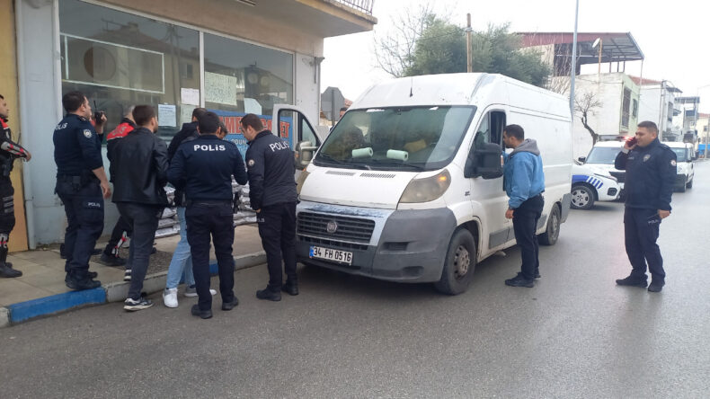 35 D&uuml;zensiz G&ouml;&ccedil;men Bir Ara&ccedil;ta Yakalandı