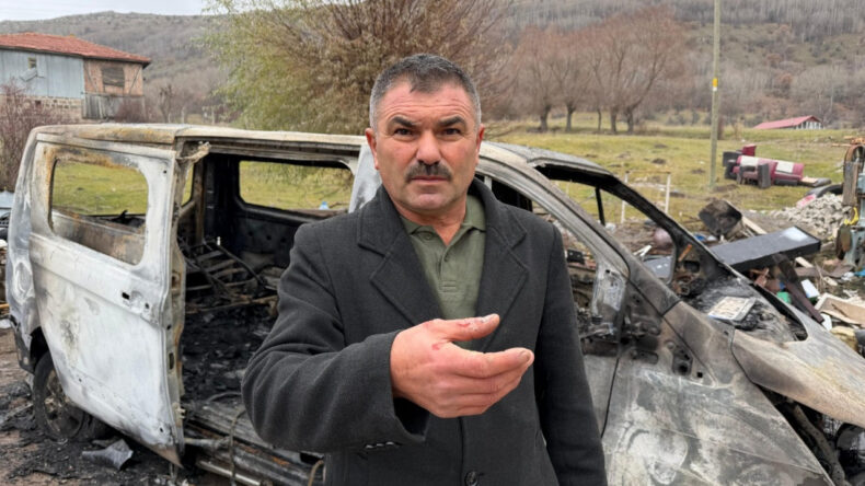 4 aracı yakılan muhtar: Eve sı&ccedil;rasaydı facia olacaktı