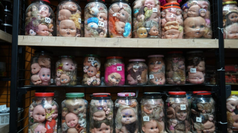 5 Bin Bebek Kafası Kavanozlarda Sergileniyor