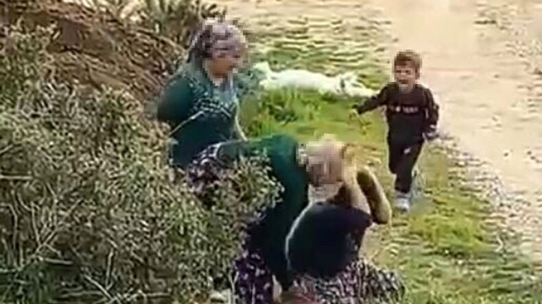 5 Yaşındaki &Ccedil;ocuğun G&ouml;zleri &Ouml;n&uuml;nde Annesine Saldırı!