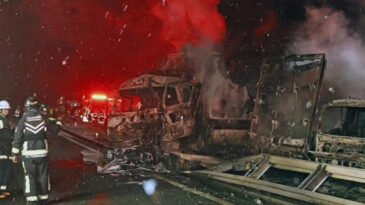 50 Ara&ccedil; Birbirine Girdi: &Ouml;l&uuml; ve Yaralılar Var