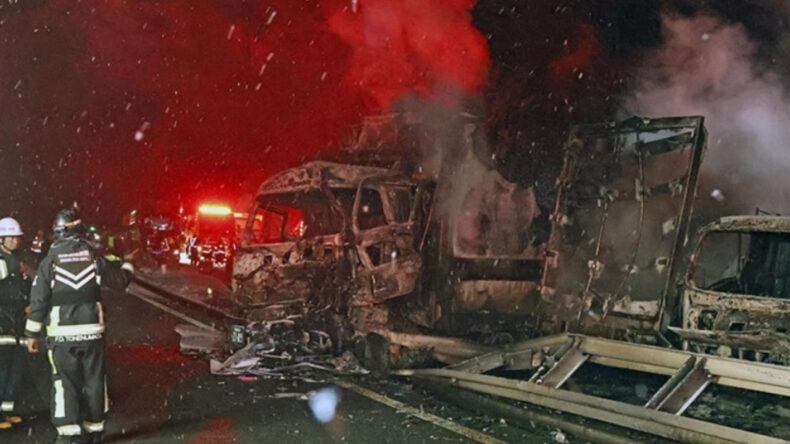 50 Ara&ccedil; Birbirine Girdi: &Ouml;l&uuml; ve Yaralılar Var