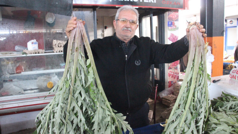 50 Yıllık Pazarcıdan Şifa Tavsiyesi: "Yaprağı Ayrı, &Ccedil;anağı Ayrı Şifa"