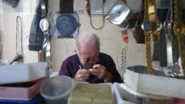 61 Yıldır Zamana Ayar Veren Usta: &Ouml;mr&uuml;n&uuml;n Yarısını Bu Mesleğe Adamış