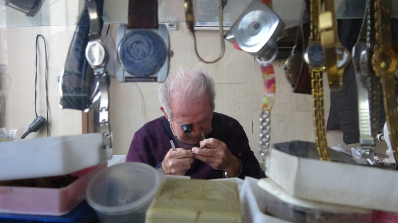 61 Yıldır Zamana Ayar Veren Usta: Ömrünün Yarısını Bu Mesleğe Adamış