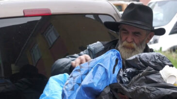 70 Yaşındaki Emekli, Kanserle M&uuml;cadele Ediyor: 300 Lira İ&ccedil;in Y&uuml;r&uuml;yor