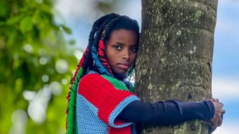 72 Saat Ağa&ccedil; Sarılarak D&uuml;nya Rekoru Kırıldı