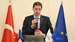 AB'den T&uuml;rkler i&ccedil;in 'vizesiz seyahat' a&ccedil;ıklaması