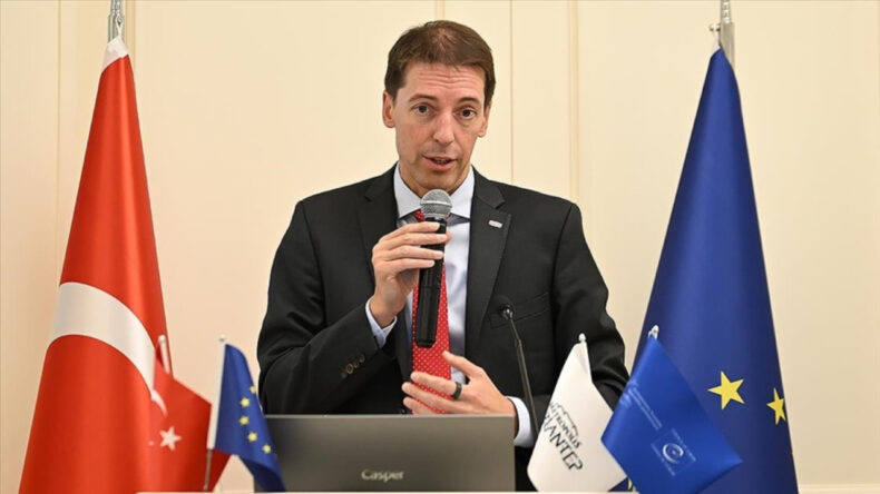 AB'den T&uuml;rkler i&ccedil;in 'vizesiz seyahat' a&ccedil;ıklaması