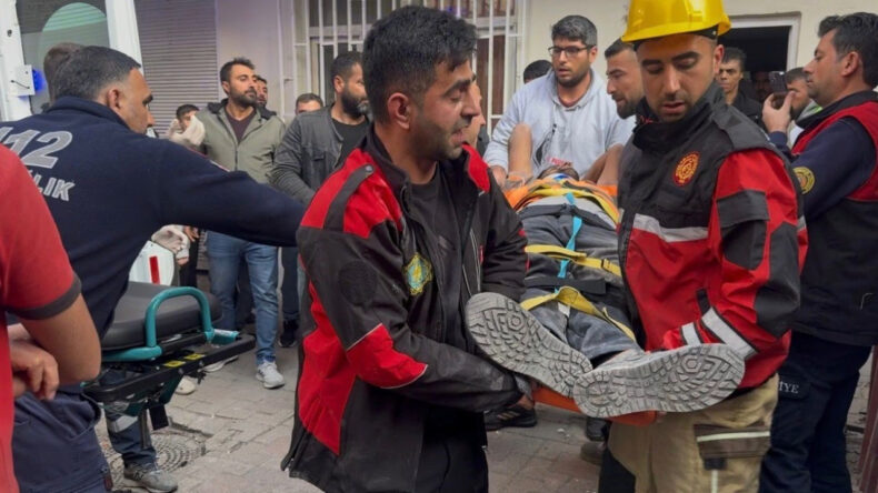 Ağır Hasarlı Binanın Yıkımı Sırasında İşçi Molozların Altında Kaldı