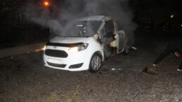 Ailesine Kızıp Arabasını Yaktı