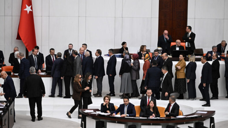 AKP'li Vekiller Ayaklandı, Başkanvekili Bing&ouml;l'&uuml;n Sabrı Taşıyor