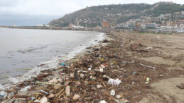 Alanya&rsquo;da Yağış ve Fırtına Sahili &Ccedil;&ouml;ple Doldurdu