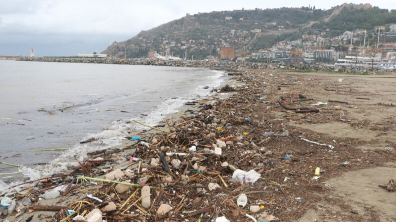 Alanya&rsquo;da Yağış ve Fırtına Sahili &Ccedil;&ouml;ple Doldurdu