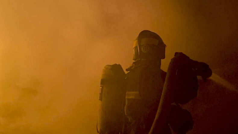 Alevlerin Ortasında Can Verdi