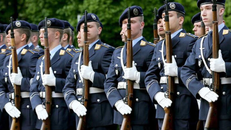 Alman Ordusunda Milli Marş Tartışması