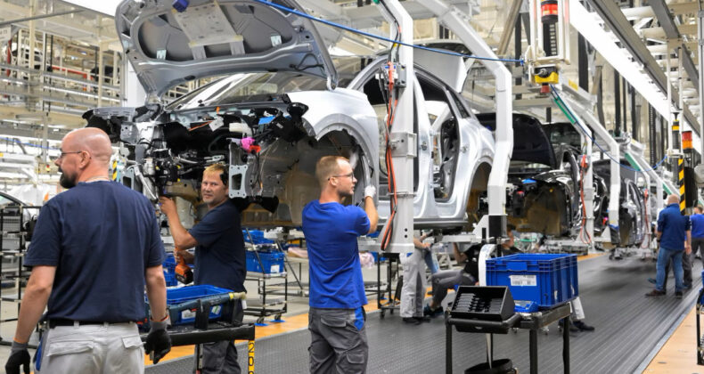 Almanya'da İmalat PMI 9 Ayın En Düşük Seviyesinde