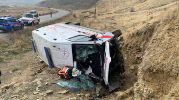 Ambulans Kaza Yaptı: Sağlık &Ccedil;alışanları Yaralandı