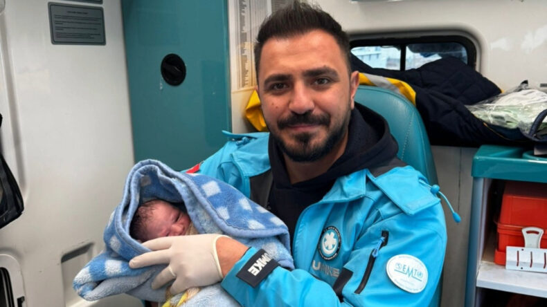 Ambulansta Doğum Yapan Bebeğe Sağlık Personelinin Adı Verildi