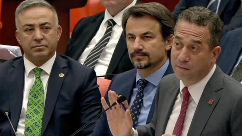 Anıtkabir'deki Sloganlar &Uuml;zerine Eleştiriler, AKP'den Cevap Geldi: "Niye Rahatsız Oluyorsun?"