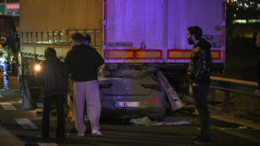 Ankara'daki Trafik Kazasında 2 Kişi Hayatını Kaybetti, 1 Kişi Ağır Yaralandı