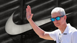 Apple CEO'sundan s&uuml;rpriz Nike hamlesi