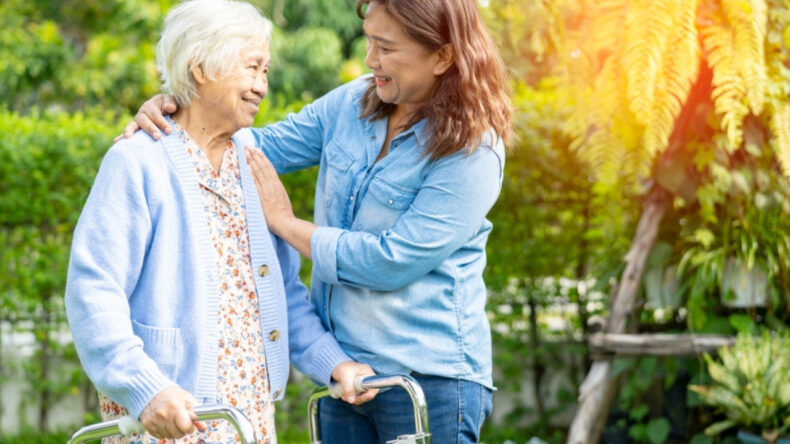 Araştırma: Başkalarına yardım etmek demans riskini azaltıyor