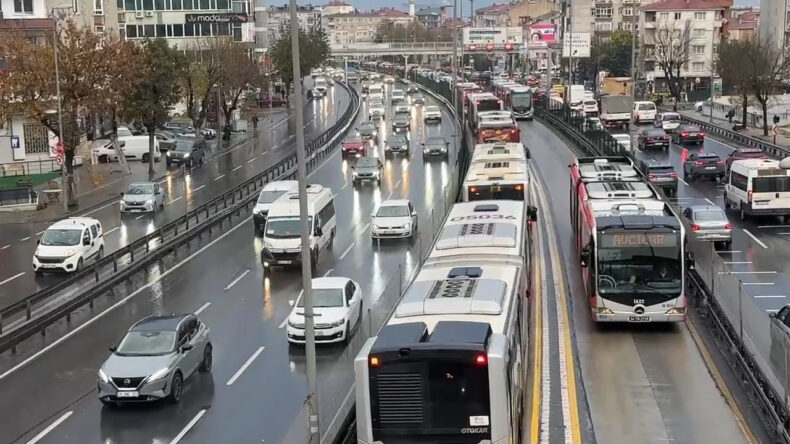 Arızalanan Metrobüs Trafiği Kilitledi