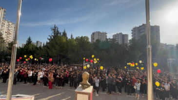 Arkadaşları Yavuz ve Mehmet'i Balonlarla Karşıladı