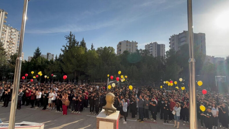 Arkadaşları Yavuz ve Mehmet'i Balonlarla Karşıladı
