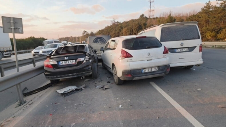 Arnavutk&ouml;y'de Zincirleme Trafik Kazası: 2 Yaralı