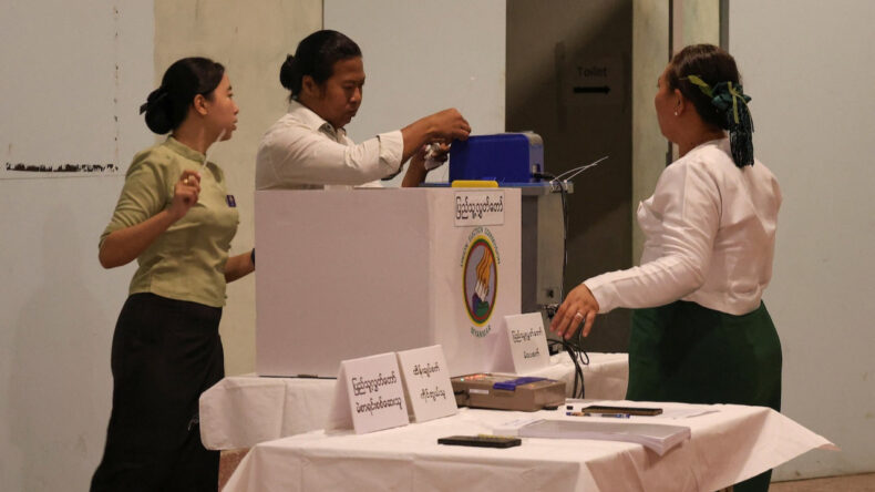 Askeri darbeye rağmen halk sandık başında