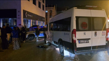 Ataşehir'de Motosiklet ile Yolcu Servisi &Ccedil;arpıştı: 2'si Ağır 3 Yaralı