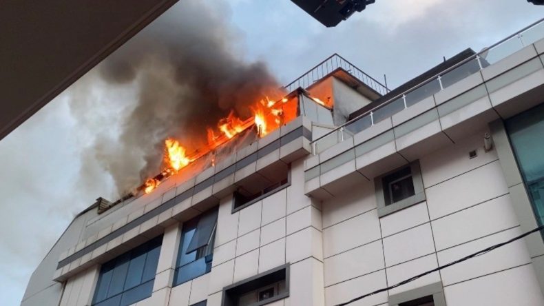 Ataşehir'de Otel Yangını: &Ccedil;atı Kattaki Alevler Kontrol Altına Alındı