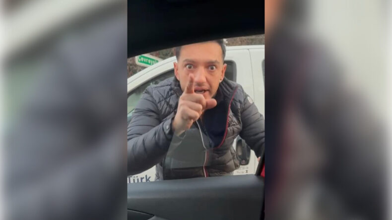 Ataşehir'de Trafikte Cadde Kavgası: S&uuml;r&uuml;c&uuml;n&uuml;n Aracına Saldırı
