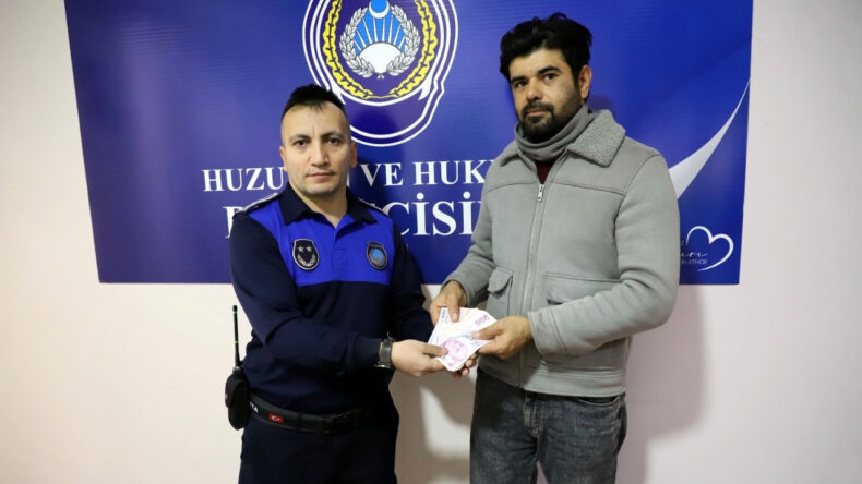 ATM'de Unutulan Para Sahibine Ulaştırıldı