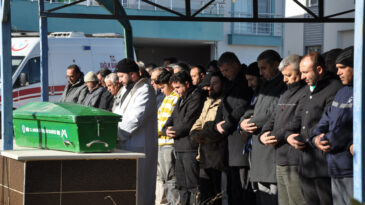 Aynı Tabutta Getirilip Aynı Kabre G&ouml;m&uuml;ld&uuml;ler