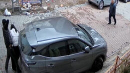 Ayrıldığı Eşini Sokak Ortasında Darbetti ve Silah &Ccedil;ekti