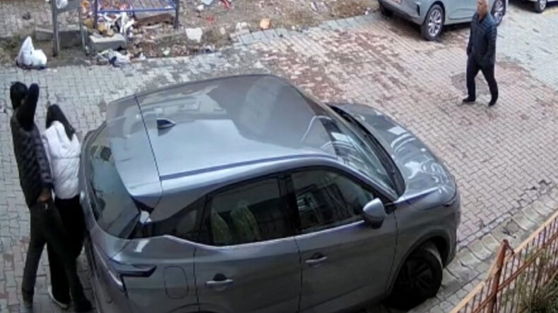 Ayrıldığı Eşini Sokak Ortasında Darbetti ve Silah &Ccedil;ekti