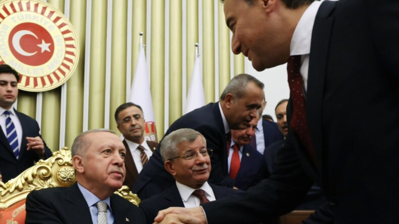 Babacan'dan Erdoğan'a &ccedil;ağrı: Fişi &ccedil;ekin