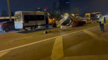 Bağcılar'da Zincirleme Trafik Kazası: Ara&ccedil;lar Yolda Kaldı