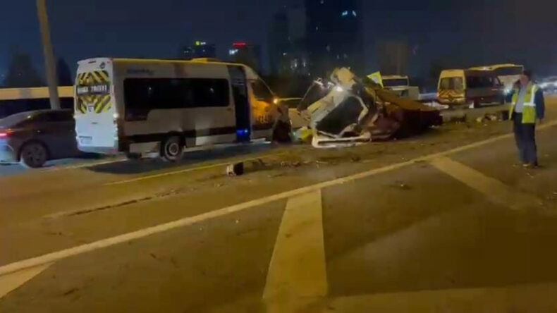 Bağcılar'da Zincirleme Trafik Kazası: Ara&ccedil;lar Yolda Kaldı