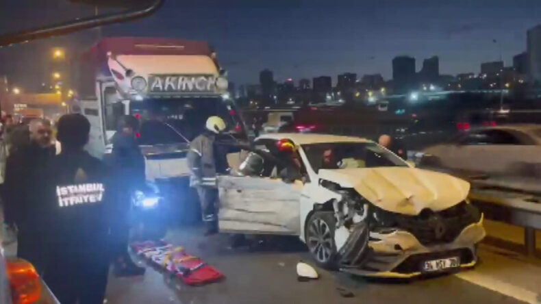 Bağcılar'da Zincirleme Trafik Kazası: &Uuml;&ccedil; Şerit Kapatıldı