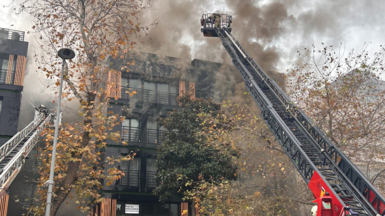 Bağdat Caddesi'nde Yangın: Bina K&uuml;l Oldu