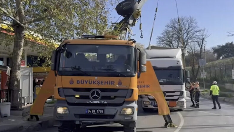 Bakırk&ouml;y'de TIR Dorsesi &Uuml;st Ge&ccedil;ide &Ccedil;arptı