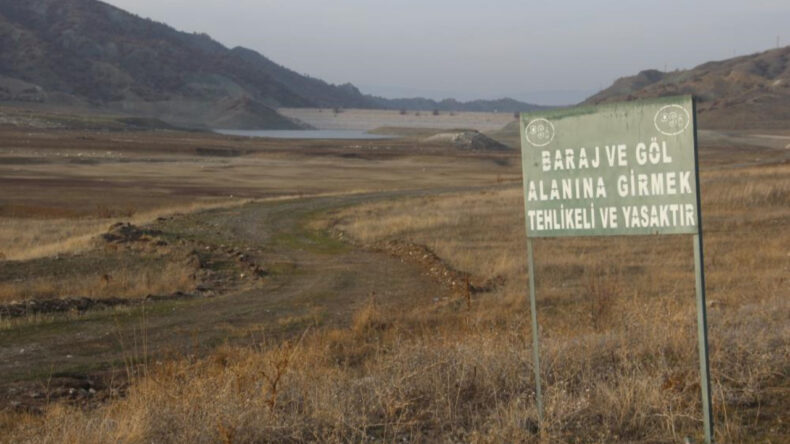 Barajlarda Su Seviyeleri D&uuml;ş&uuml;yor, Tarihi Yollar G&ouml;r&uuml;n&uuml;yor: Kuraklık Artıyor