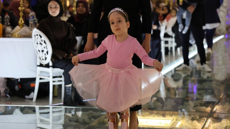 Başını Kontrol Edemeyen Minik Asya'nın Sahne Performansı Duygulandırdı