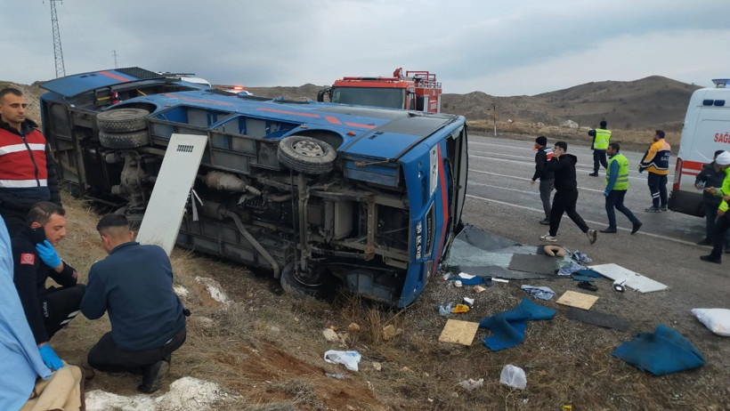 Cezaevi nakil aracı devrildi