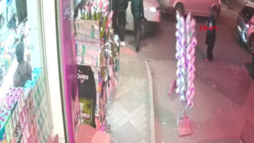 Bek&ccedil;ilerin 'Dur' İhtarına Uymayan S&uuml;r&uuml;c&uuml;, Kadına &Ccedil;arparak Ka&ccedil;tı