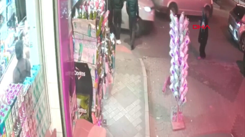 Bek&ccedil;ilerin 'Dur' İhtarına Uymayan S&uuml;r&uuml;c&uuml;, Kadına &Ccedil;arparak Ka&ccedil;tı